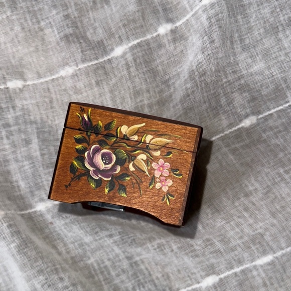 Vintage CUENDET Swiss Music Box 1985 Hand Carved Wood & Hand Painted Floral EUC - Picture 6 of 17